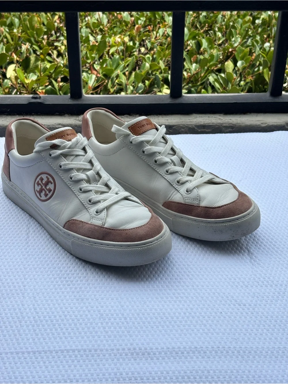 Tory Burch White and Blush Low-Top Logo Sneakers